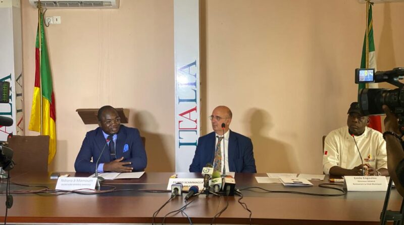 Filippo Scammacca (au centre), ambassadeur d'Italie au Cameroun, le 10 novembre 2023 en conférence de presse. Photo L'URGENCE.