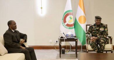 Guillaume Soro (à gauche) et le général Abdourahmane Tchiani (à droite) à Niamey le 13 novembre 2023.