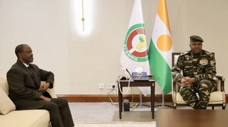 Guillaume Soro (à gauche) et le général Abdourahmane Tchiani (à droite) à Niamey le 13 novembre 2023.