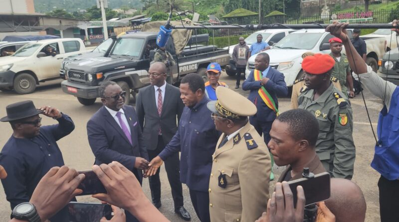 CAMEROUN : PAUL ATANGA NJI S&rsquo;OFFRE UN BAIN DE FOULE À LIMBE