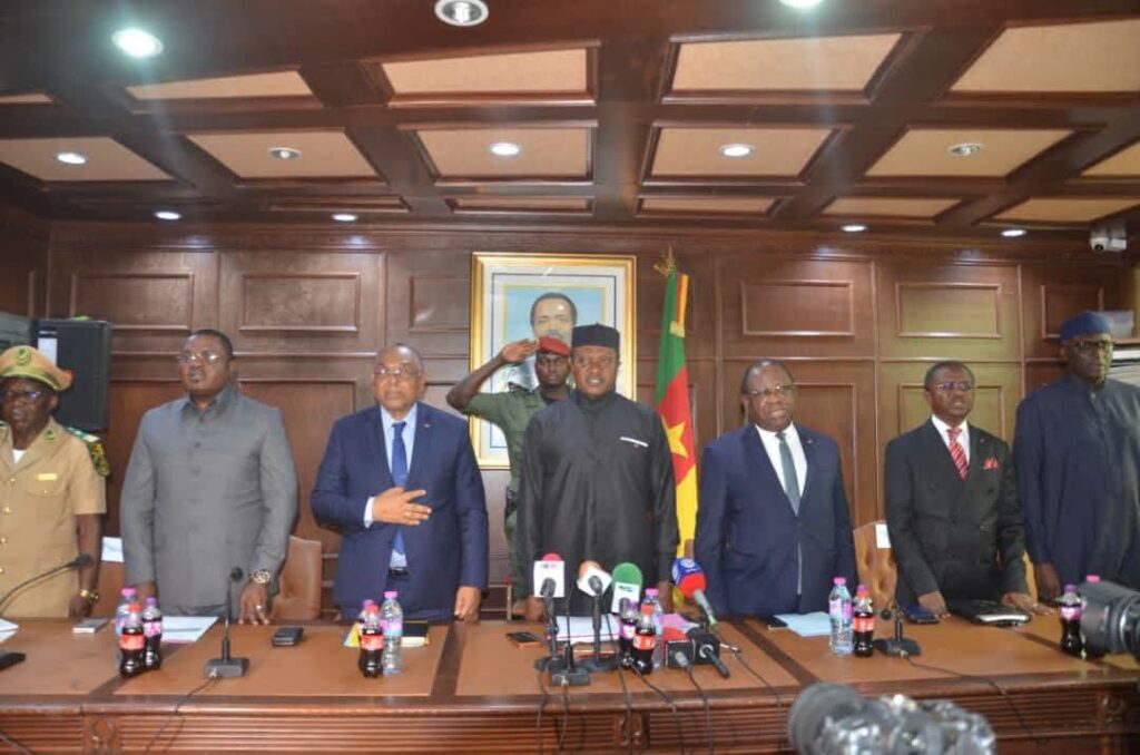 Ngallè Bibéhè Jean Ernest Masséna, le ministre des transport au centre