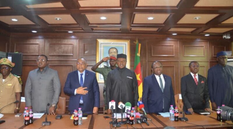 TRANSPORTS ROUTIERS : LA GRÈVE PRÉVUE AU CAMEROUN A ÉTÉ ANNULÉE APRÈS UN LONG DIALOGUE Ngallè Bibéhè Jean Ernest Masséna, le ministre des transport au centre